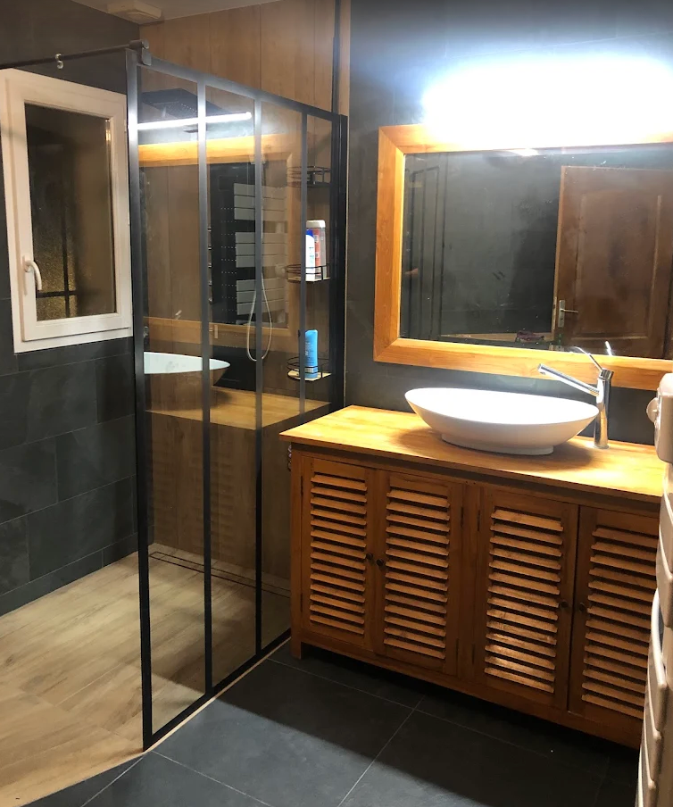 Salle de bain meuble bois et douche à l'italienne – Vido Céramiques