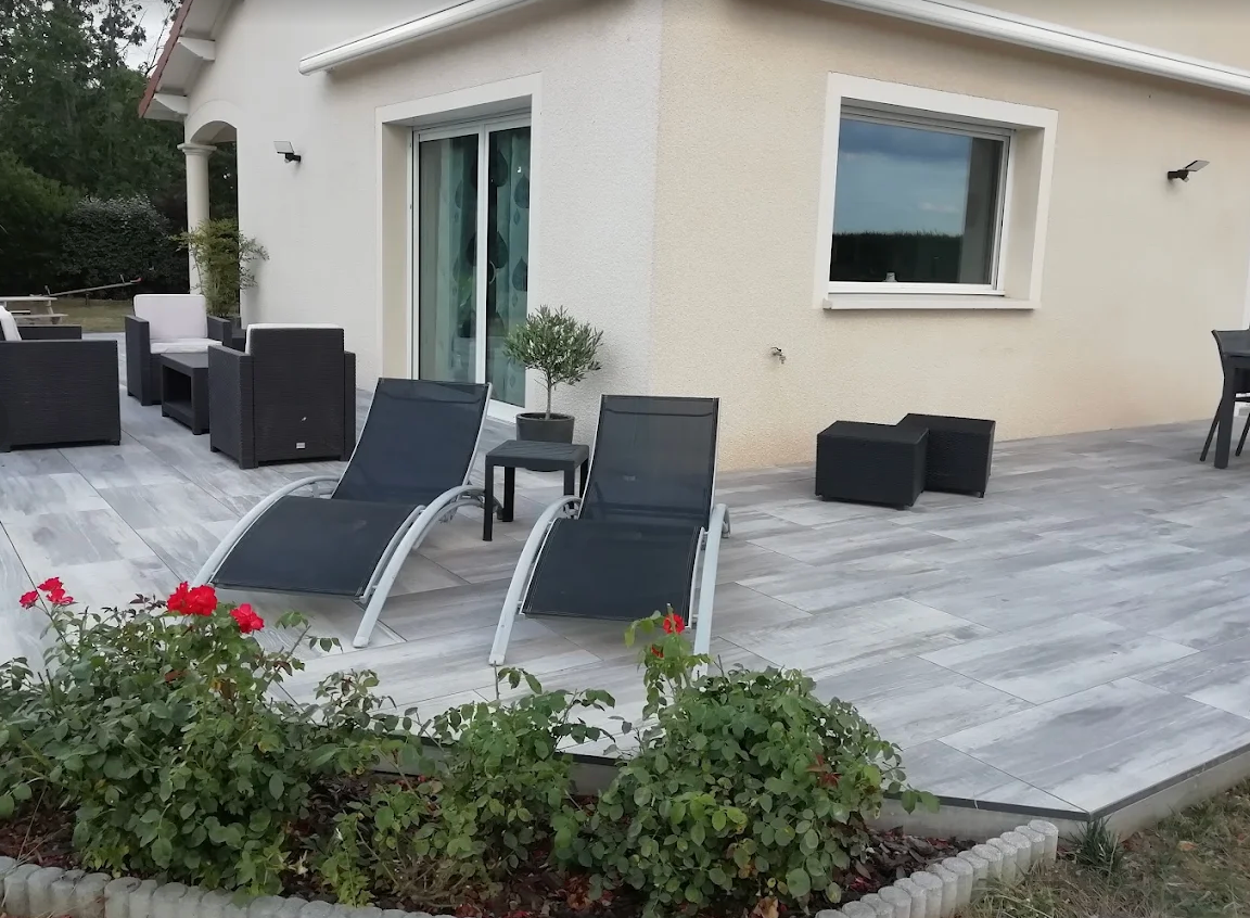 Terrasse effet pierre grise – réalisation Vido Céramiques Roannais